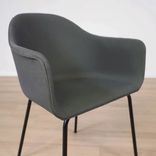 Begagnad konferensstol Harbour Dining chair från Audo Copenhagen i mörkgrönt. Ben i pulverlackerat stål. Mått: bredd 59 cm, höjd 79 cm, djup 52 cm, sitthöjd 46 cm. 