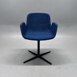 Begagnad blå konferensstol Pass från Lapalma med blå tygklädsel, svart kryssunderrede. Mått: Bredd 59 cm, djup 56 cm, höjd 80 cm, sitthöjd 46 cm. 