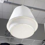 Begagnad taklampa från Zero, modell Elements XL i vit färg. Med en stor rund lampskärm. Mått: diameter 73 cm och höjd på 69.8 cm. 
