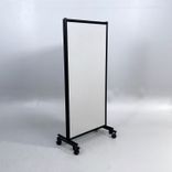 Begagnad golvskärm på hjul ONE Screen Trippel från Lintex. I grått med svart kant. Mått: bredd 228 cm, djup 170.5 cm, höjd 170.5 cm. 