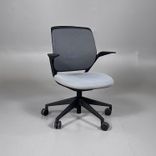 Begagnad stol med hjul från Steelcase, modell Cobi. I grå svart färg. Mått: Justerbar sitthöjd mellan 42 till 53 cm. 