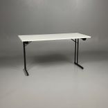 Begagnat hopfällbart bord från RBM, modell Ultima. Rektangulär bordsskiva i vitt och benen är svarta. Mått: bredd 140 cm, djup 60 cm och höjd 72 cm. 