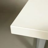 Höj- och sänkbart begagnat skrivbord 124 cm med vit bordsskiva och stativ i silvergrå lack