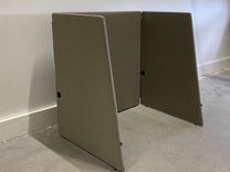 Begagnat telefonbås A30 Peak Design Booth  från Götessons grå textil. Mått: bredd 140 cm och höjd 140 cm. 