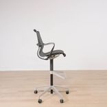 Begagnad kontorsstol Setu från Herman Millers. I svart mesh med svart fot. Mått: Höjd: 128 cm, Sitthöjd: 68-89 cm, Sittbredd: 48 cm, Rygghöjd: 46 cm. 