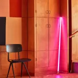 Begagnad golvlampa Neon Tube Led i vitt från Hay. Mått: bredd 150 cm, diameter 3 cm. 