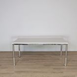 Begagnat vitt matbord med kromade raka ben och manuellt justerbar höjd. Mått: Längd 160, bredd 80 cm, höjd 61–81 cm. 
