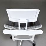 Begagnad kontorsstol ID Mesh från Vitra ljusgrå mesh med grått nackstöd, armstöd, klädhängare och kromat underrede. Mått: Sitthöjd 40–52 cm.