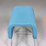 Begagnad barstol Plint från Materia med klädd sits i turkos textil och silverfärgat underrede i metall. Mått: Bredd 38 cm, djup 39 cm och höjd 63 cm. 