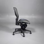 Begagnad kontorsstol Aeron B från Herman Miller i beige och svart mesh. Mått: Sitthöjd 40–60 cm. 