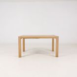 Begagnat konferensbord från Andreu World med ljus träfinish och utdragsfunktion. Mått: Höjd: 74 cm, Bredd: 140 - 200 cm, Djup: 90 cm. 