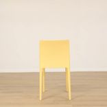 Begagnad matstol Élémentaire från HAY i ljusgul färg. Mått: höjd 79 cm, sitthöjd 45 cm, Rygghöjd: 35 cm Sittbredd: 40 cm. 