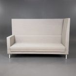 Begagnad soffa med hög rygg Smallroom Plus från Offecct I beige tyg med vita ben. Mått:  bredd 200 cm, djup 70 cm, Höjd 133 cm, Sitthöjd 44 cm. 