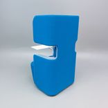 Begagnad fåtölj med hög rygg PodSeat från Martela. I ljusblått/turkos tyg och vit bordsskiva. Mått: bredd 70 cm, djup 65 cm och totalhöjd 126 cm. 
