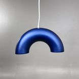 Begagnad taklampa Rainbow från HAHA Studio med bågformad siluett och matt yta i blått. Mått: Bredd 35,5 cm, Höjd 27 cm. 