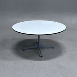 Begagnat soffbord Cooper från Lammhults. Med rund vit skiva och svart kantlist, silverfärgat stativ. Diameter 90 cm, Höjd 45 cm. 