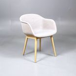 Begagnad Konferensstol modell Fiber Armchair från Muuto i beige färg och träben av ek. Bredd 54,5 cm, Djup 56 cm, Höjd 77 cm, Sitthöjd 46 cm. 