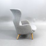 Begagnad fåtölj Ro JH2 från Fritz Hansen med AAL03 fotpall från HAY, i grått tyg och ben i ek. Mått: Fåtölj: bredd 80 cm, djup 97 cm, höjd 113 cm, sitthöjd 43 cm. 