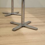 Begagnat barbord från Materia i vitt med stativ i pressgjuten aluminium. Mått: Längd: 135 cm, Bredd: 53 cm och Höjd: 108 cm. 
