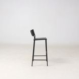 Begagnad barstol Jig från Massproductions i svart. Mått: Sitthöjd 74 cm, höjd 99 cm, sittbredd 40 cm och sittdjup 40 cm. 