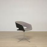 Begagnad konferensstolen Gap från Johanson Design i grå färg. Mått: Djup: 56 cm, Bredd: 59 cm, Sitthöjd: 47 cm, Höjd: 77 cm. 