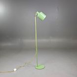Begagnad golvlampa Silo från Zero i grönt med gul textilkabel. Mått: Diameter 15 cm, fot 25 cm, höjd 134 cm. 