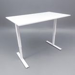 Begagnat höj-/sänkbart skrivbord i vit laminat. Inklusive kabelrännor för sladdhantering. Höjd 70 - 120 centimeter. 