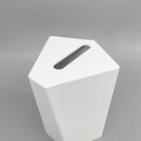 Begagnad miljösortering Kite från TreCe. I vit avsedd för papper. Mått: bredd 50 cm, djup 49.2 cm, höjd 70 cm. 