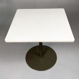 Begagnat cafébord Cone från Edsbyn med gråbeige bordsskiva och brunt pelarstativ. Mått: bredd 70 cm, djup 70 cm, höjd 72 cm. 