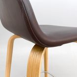 Begagnad barstol Visu från Muuto med sits i brunt skinn, ben i ek. Mått: bredd 41.3 cm, djup 40.1 cm, höjd 79 cm, sitthöjd 65 cm. 