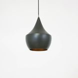 Begagnad taklampa Beat Fat från Tom Dixon i svart matt svart finish, insida i mässing. Mått: höjd 30 cm och diameter 24 cm.  