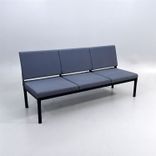 Begagnad soffa Reform från Johanson Design med mörkgrå tygklädsel och svarta ben. Mått: Bredd 180 cm, sitthöjd 46 cm.