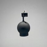 Begagnad taklampa Ogle från Atelje Lyktan. Tillverkad i svart metall med integrerad reflektor för riktbar belysning. Mått: diameter 15 cm och höjd 16,5 cm. 