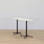 Begagnat barbord X-bone från Johanson Design i vitt med svart stativ. Mått: längd 135 cm, bredd 53 cm och höjd 90 cm. 