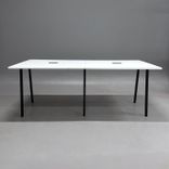 Begagnat projektbord Collaborate från EFG. Med vit skiva med svarta ben och är utrustat med två powerboxar. Mått: Bredd 240 cm, Djup 140 cm, Höjd 90 cm. 