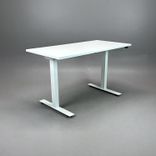 Begagnad kontorsgrupp med kontorsstol Allstar från Vitra i grått samt höj och sänkbart skrivbord från Lotus i vitt. Bredd 120 cm, djup 60 cm, justerbar höjd 70 - 120 cm. 