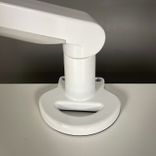 En vit tvåledad monitorarm från Götessons med klämfäste och justerbara armar. Den är begagnad och har en längd på varje arm av 45 cm. Skick 4/5. 