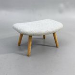 Begagnad fåtölj Ro JH2 från Fritz Hansen med AAL03 fotpall från HAY, i grått tyg och ben i ek. Mått: Fåtölj: bredd 80 cm, djup 97 cm, höjd 113 cm, sitthöjd 43 cm. 