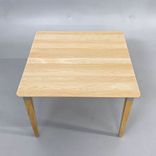 Begagnat soffbord från Kinnarps modell Combine i ek. Mått: bredd 80 cm x höjd 55 cm x djup 80 cm. 