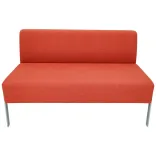 Begagnad soffa Intro från Molunden i orange tygklädsel och grått stativ. Rak modell. Mått: Höjd 77 cm x Bredd 131 cm x Djup 74 cm med sitthöjd 47 cm.  