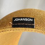 Begagnad stol med hjul Pelican från Johanson Design. Klädsel i senapsgult på svart underrede. Mått: Bredd 55 cm, Djup 50 cm, Sitthöjd justerbar från 43 till 54 cm.  