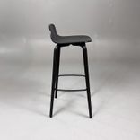 Begagnad barstol Visu från Muuto i svart. Mått: Bredd 41,5 cm, djup 40 cm, höjd 88,5 cm, sitthöjd 75 cm. 
