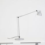 Begagnad skrivbordslampa Antifoni från IKEA i grått. Mått: justerbar höjd. Höjd 90 cm, fotens diameter 14 cm och lampans diameter 10 cm. 