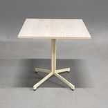 Begagnat cafébord Madison från Johanson Design. Bordsskiva i vitbetsad ask och beige stativ. Mått: bredd 70 cm x djup 70 cm x höjd 69 cm. 
