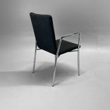 Begagnad konferensstol från Skandiform, modell Max. Den har en stilren mörkgrå klädsel och kromdetaljer samt armstöd. Bredd 61 cm, Djup 55 cm, Höjd 88 cm, Sitthöjd 45 cm. 