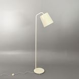 Begagnad golvlampa från Zero, modell Hide i vit färg med diameter på 30 cm och höjd på 186.5 cm.  