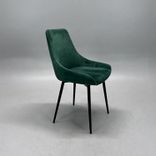 Begagnad konferensstol med grön sammetsklädsel, svarta ben och skålformad sits och rygg. Mått: Bredd 48 cm, djup 45 cm, höjd 86 cm och sitthöjd 47 cm. 