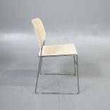 Begagnad stol från Offecct. Modell: Lite. Färg/material: vitpigmenterad eklaminat, stativ i krom. Mått (cm): Bredd 51 x Djup 54 x Höjd 78; Sitthöjd 45.