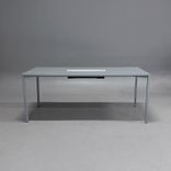 Begagnat konferensbord Shadow från Mitab i grått integrerad powerbox. Mått: bredd 180 cm, djup 80 cm och höjd 72 cm.  