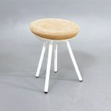 Begagnad pall Boet från Mitab. Med beige sitsen av kork och vitt stativ. Mått: Djup 40 cm, Höjd 47 cm. 